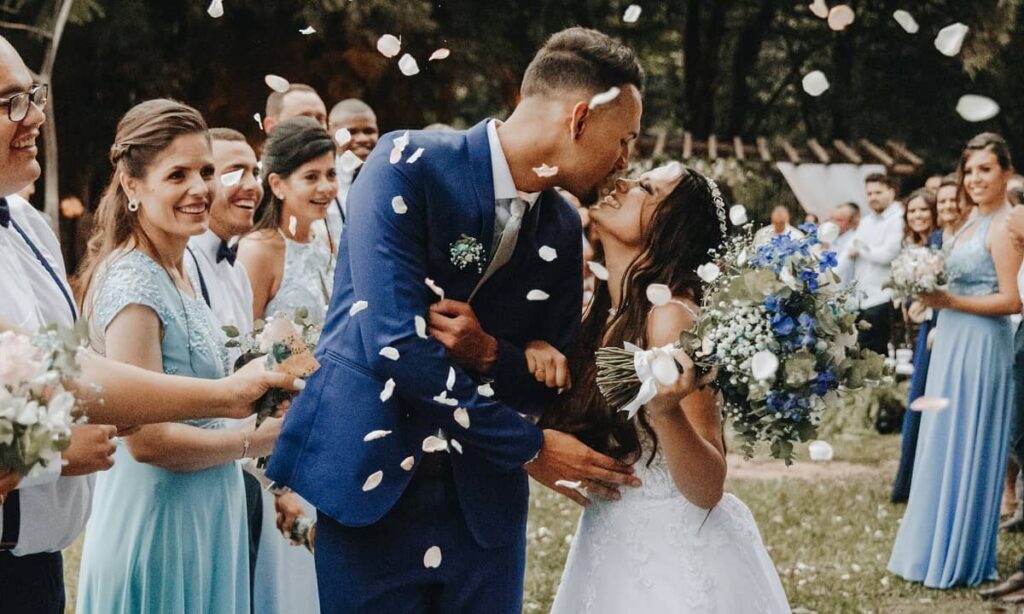 Idée pour un mariage original  optez pour des badges personnalisés